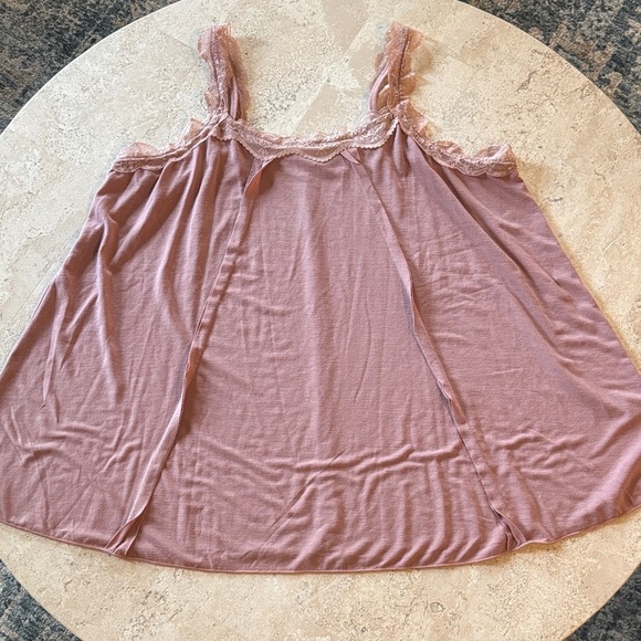 POL Large mauve/light Pink Lace Trim Sleeveless flowy Top - Picture 2 of 7